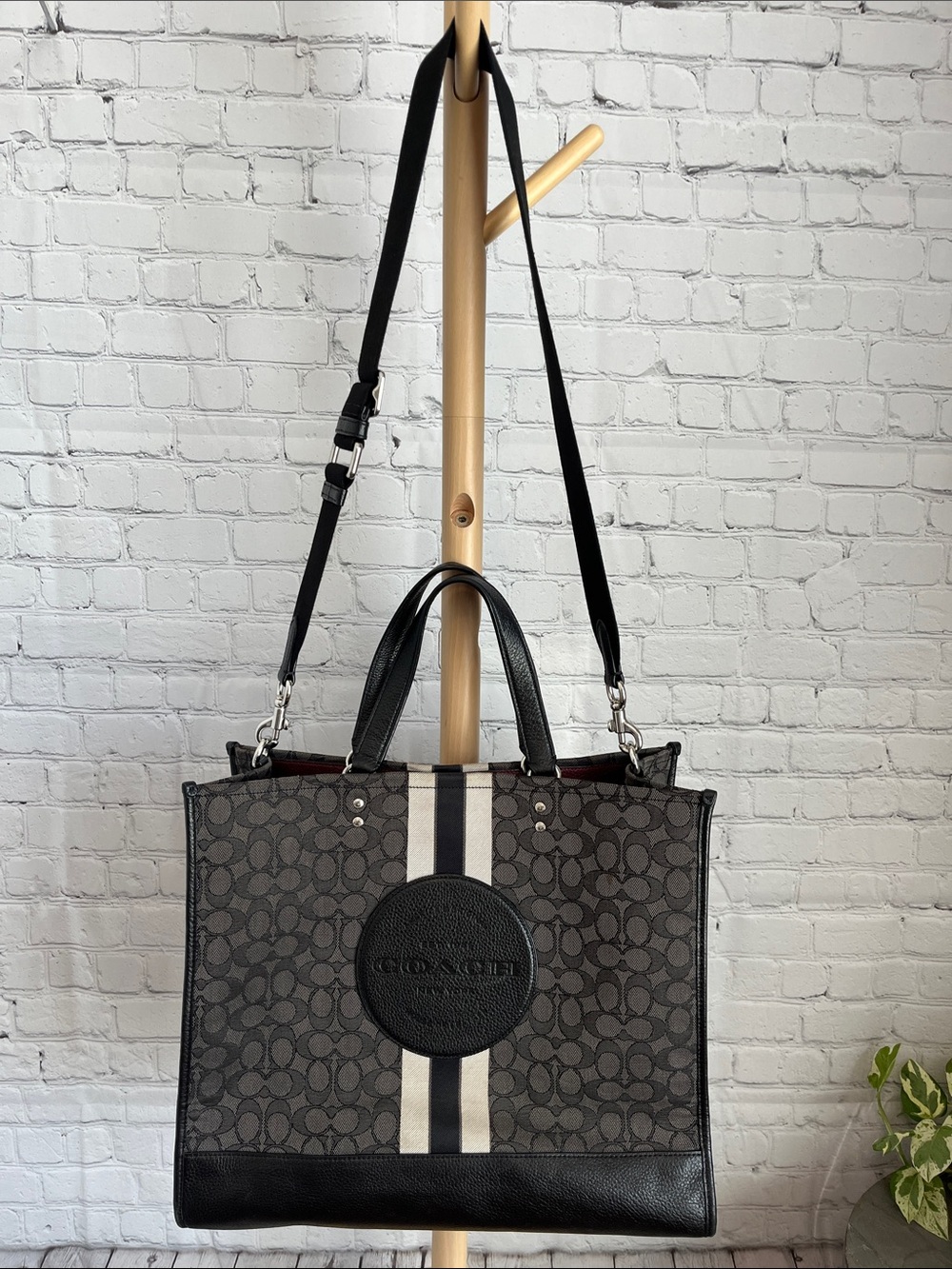 Coach Dempsey Tote 40 In Signature Jacquard with Strip and Patch - Picture 2 of 13